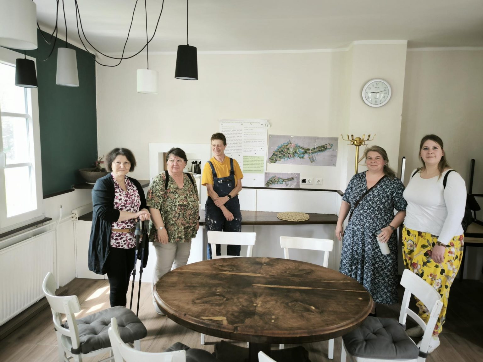 Brigitte Krieger, Cornelia Krieger, Anke Süper, Karin Eickholz und Lara Vogt in der Cafeteria